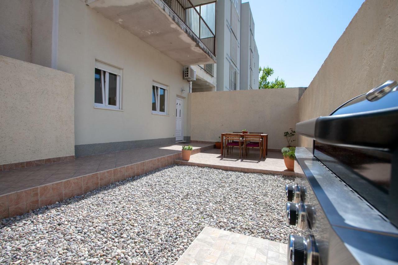 Ap Punta Next To Sandy Beach, Apartment With Garden Омиш Экстерьер фото