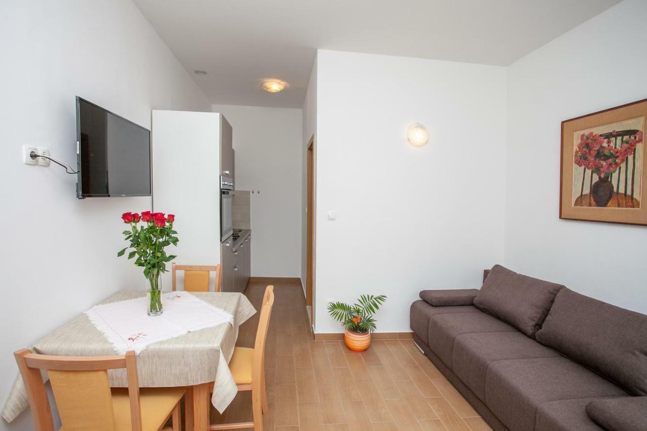 Ap Punta Next To Sandy Beach, Apartment With Garden Омиш Экстерьер фото